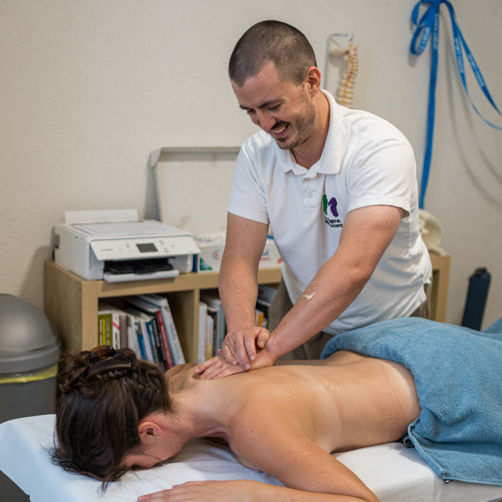 Massage classique sur les muscles entre les omoplates.