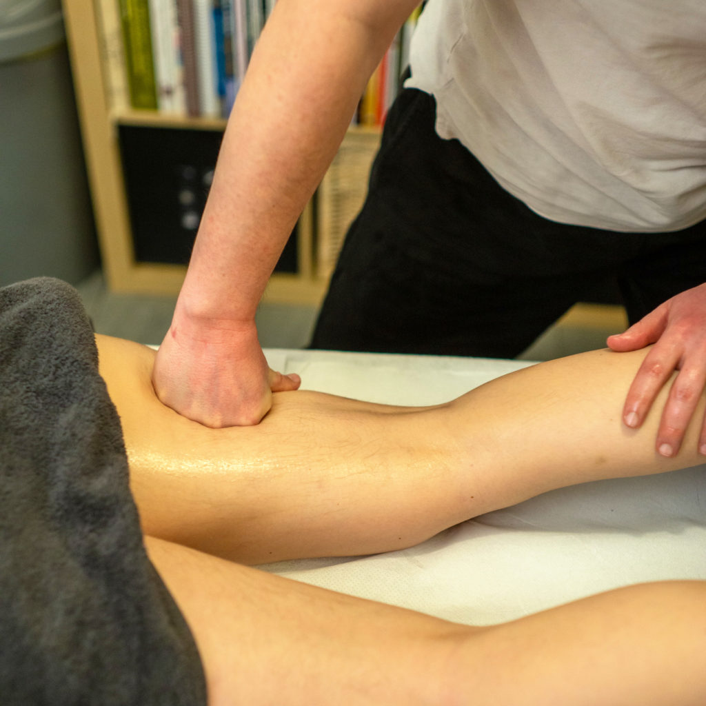 Massage classique - effleurage sur l'arrière de la cuisse.