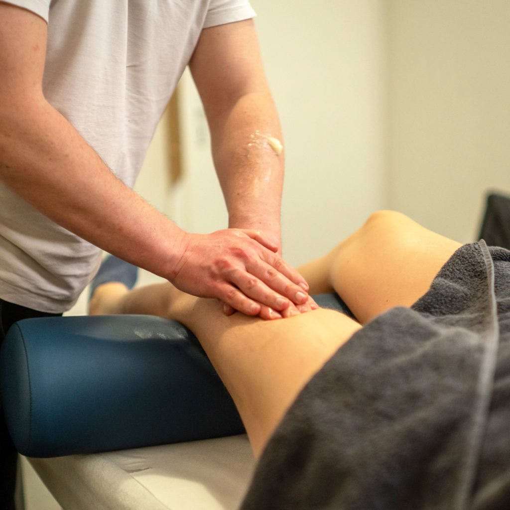 Massage du quadriceps pour soulager le genou