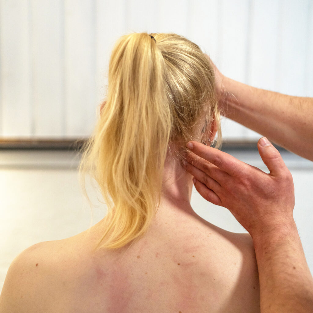 Massage du tissu conjonctif : relâchement des muscles sous-occipitaux pour soulager les maux de tête